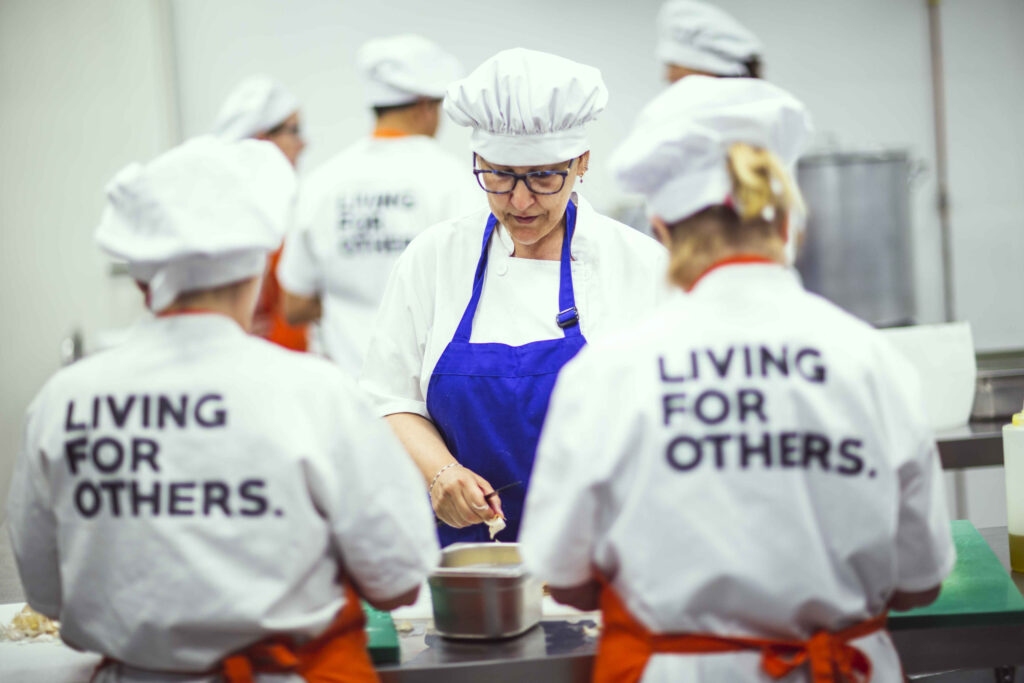 LIVING-FOR-OTHERS-Y-VOLUNTARIA-COCINANDO-scaled