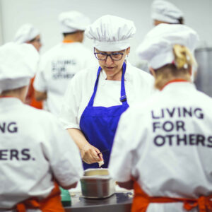 LIVING-FOR-OTHERS-Y-VOLUNTARIA-COCINANDO-scaled LIVING-FOR-OTHERS-Y-VOLUNTARIA-COCINANDO-scaled